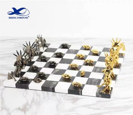 تصميم جديد للوح الشطرنج باللونين الأبيض والأسود
